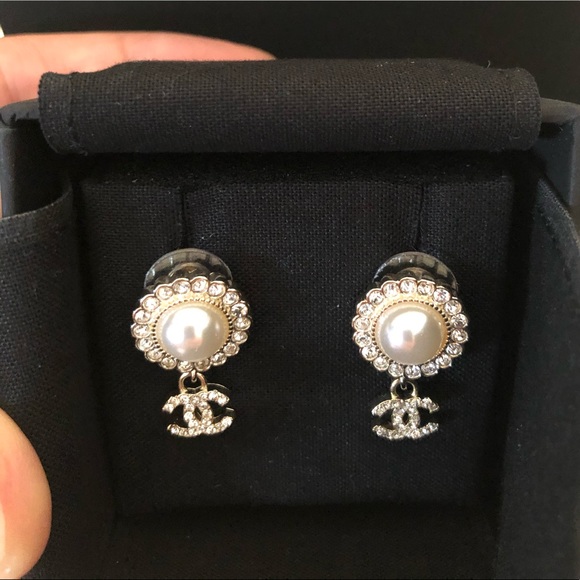 Chanel Gold Double Side CC Earrings - Picture 2 of 7